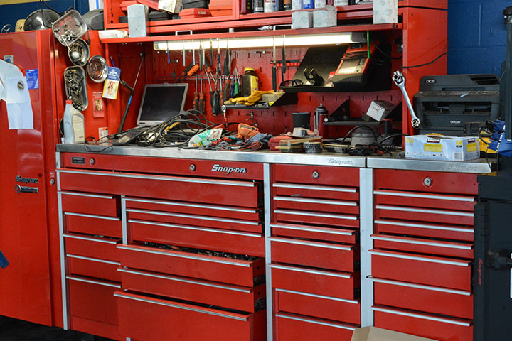 We have all the tools and equipment to offer a professiopnal auto maintenance.